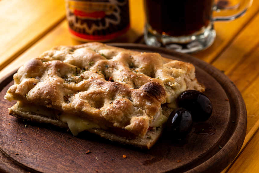 Birra e focaccia, un matrimonio perfetto: gli abbinamenti migliori